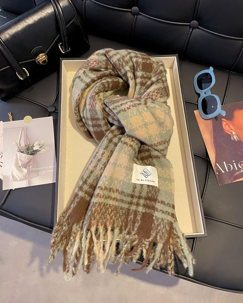 Atmosphere Maillard plaid scarf women's winter new Korean high-end sense thickened warm scarf student