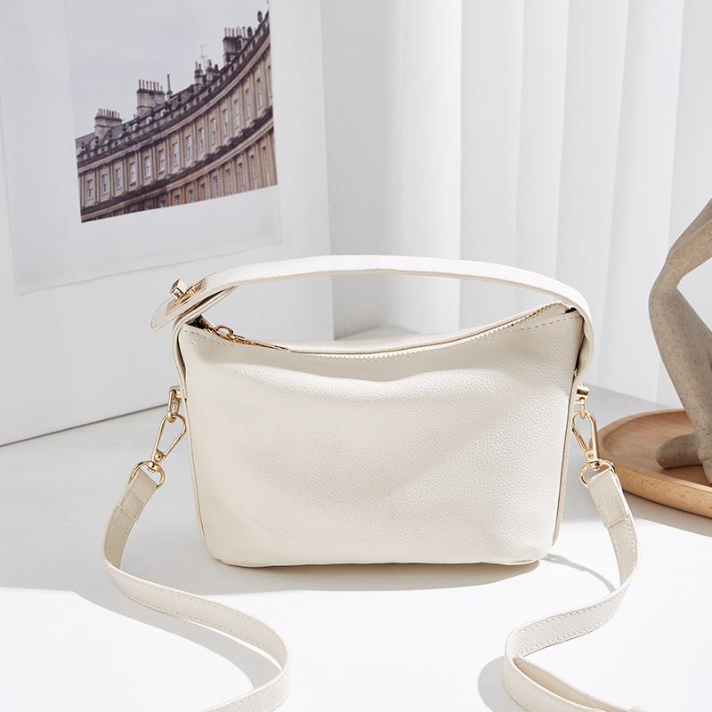 

Lychee pattern portable small bag women s winter new simple commuter messenger bag fashionable soft leather lock shoulder bag