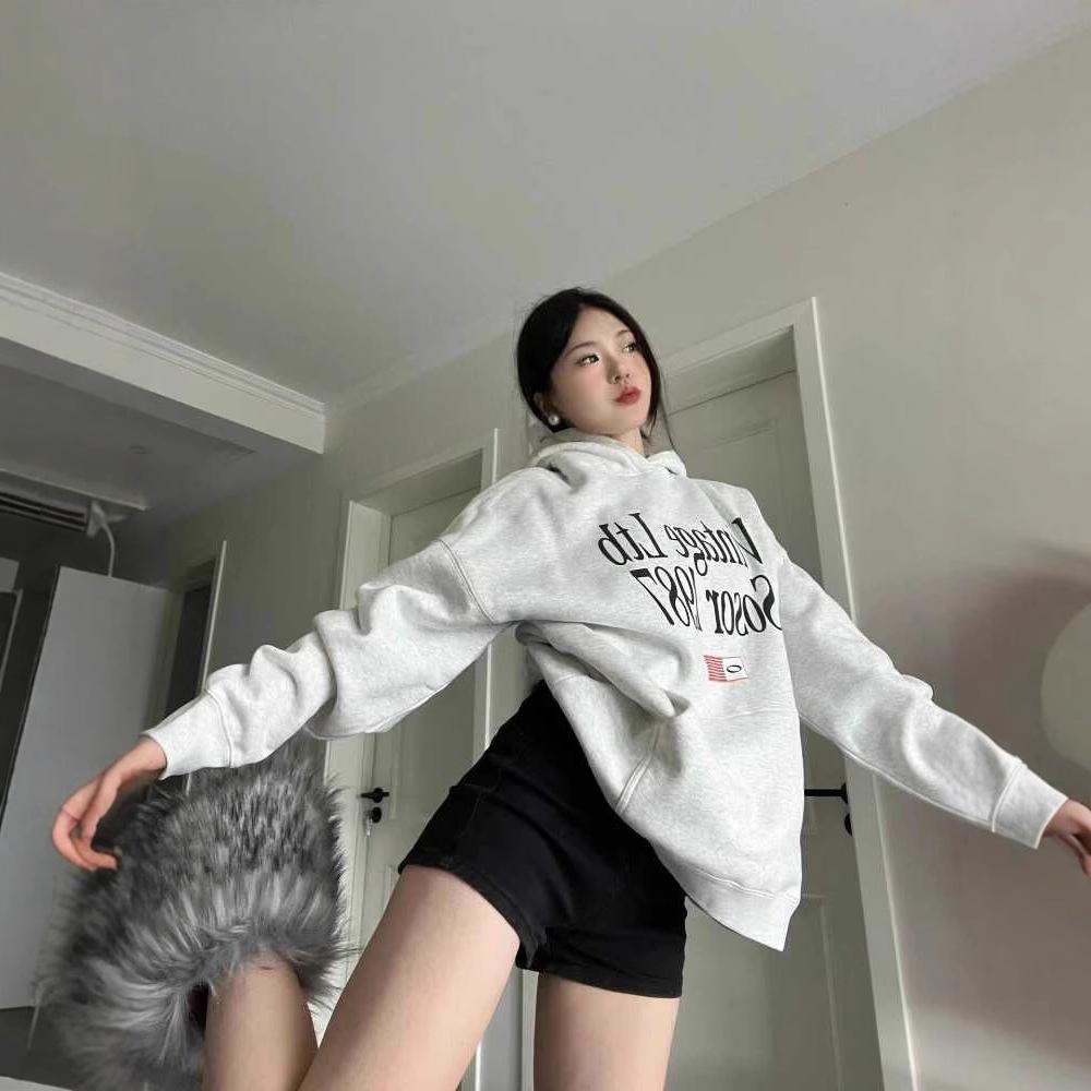 Hellgraues Schweres Kapuzensweatshirt für Damen Lockeres Nischendesign Bedruckter Lässiger Stil Rundhals-Oberteil für Damen