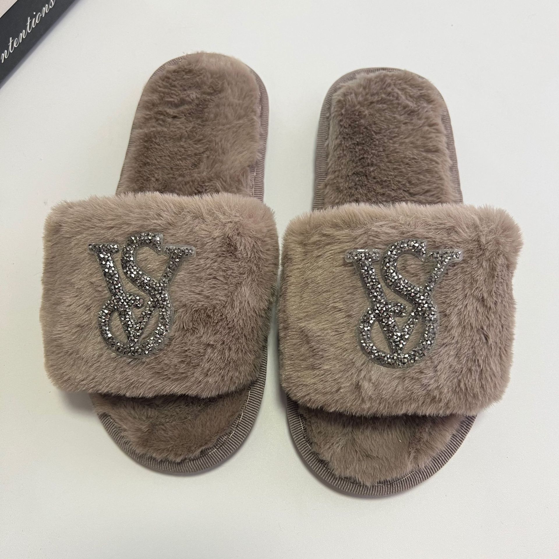 

Большие пушистые тапочки 2025 осень и зима новинка домашние яркие бриллианты плоская подошва теплые тапочки на один палец хлопковые тапочки 42-43 хаки