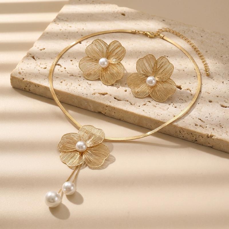 

2Pcs Set Retro Hollow Flower Jewelry Set Women Elegant Pearl Necklace Earrings Accessories Luxury Delicate Party Jewelry Gifts