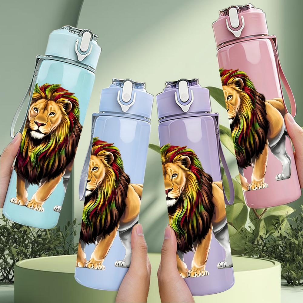 1PZ Busto di Leone Selvatico in Piedi Figura 750ml Bottiglia d'Acqua in Plastica Colorata Tappo Flip-Straw Anti-Perdita Per Sport Ufficio Uso Domestico