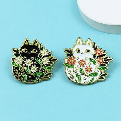 Customized Black & White Cat Brooch with Alloy Drip Oil Flower Design for Clothing and Bags