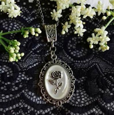 Fashion Retro Metal Geometry Glass Court Relief Rose Flower Heart Pendant Necklace for Women Punk Charm Jewelry Accessory Gifts