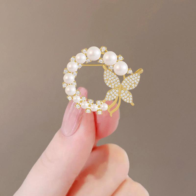 Elegante Schmetterlingsbrosche mit Perle – Damen-Modeschmuck-Anstecknadel von hoher Qualität