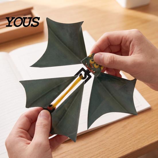Cute Animal Toys 2Pcs Wind Up Flying Bat for Halloween Party Pranks, Realistic Magic Props Fun Accessories with Wings, Creative Interactive