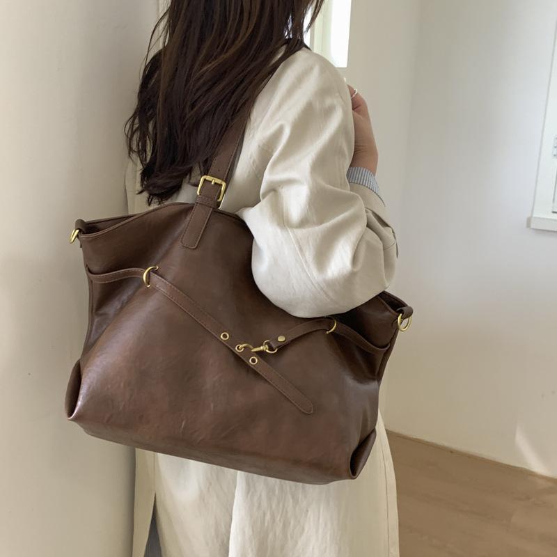 

Retro bag women s large-capacity 2025 new autumn and winter versatile shoulder bag is popular this year, simple commuter tote bag no pendant коричневый