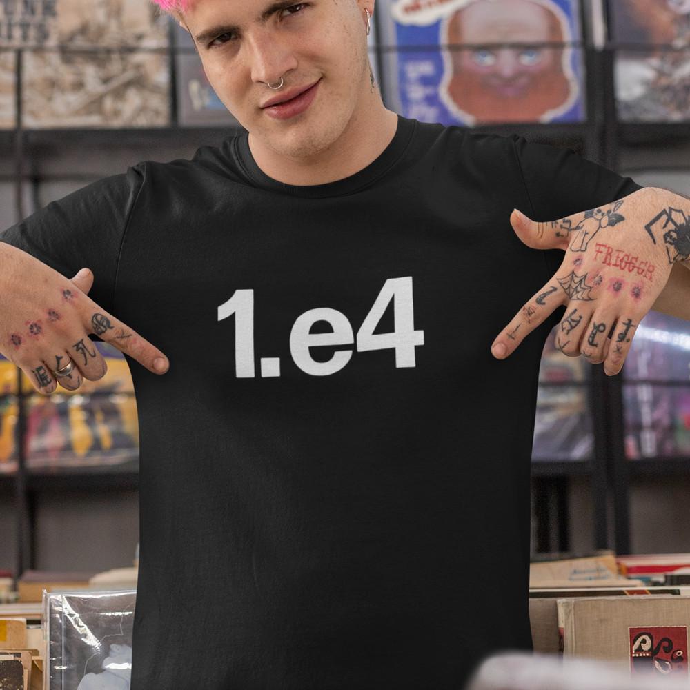 Королевский гамбит 1.e4 (Футболка унисекс с принтом «Ход ферзя» в стиле шахмат, для гиков и любителей XXL