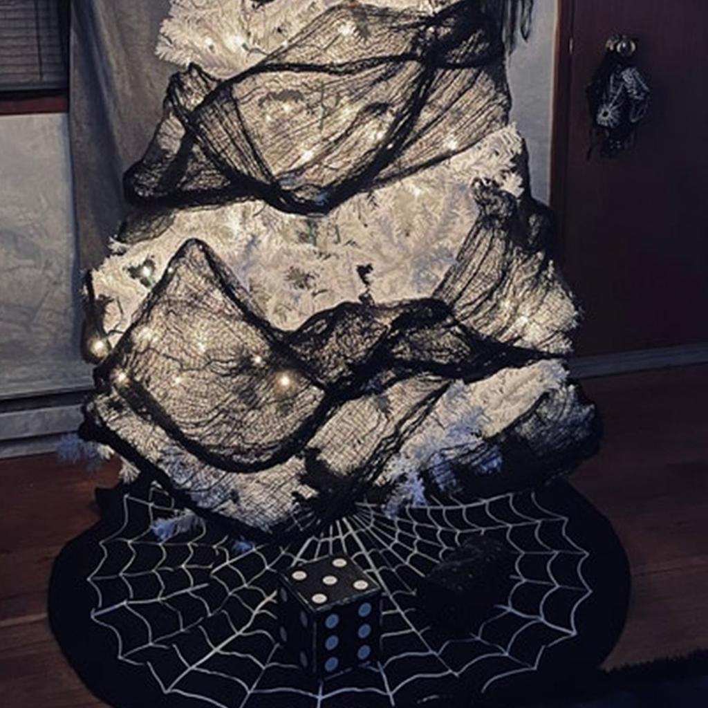 Halloweenská dekorace pod stromeček bílá pavučina zástěra na stromeček sváteční atmosféra stromeček odpovídající dekorace