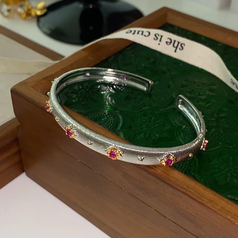 Elegantes Zirkon Buchstaben Blumen Armband: Hochwertiger vielseitiger Armreif für Damen