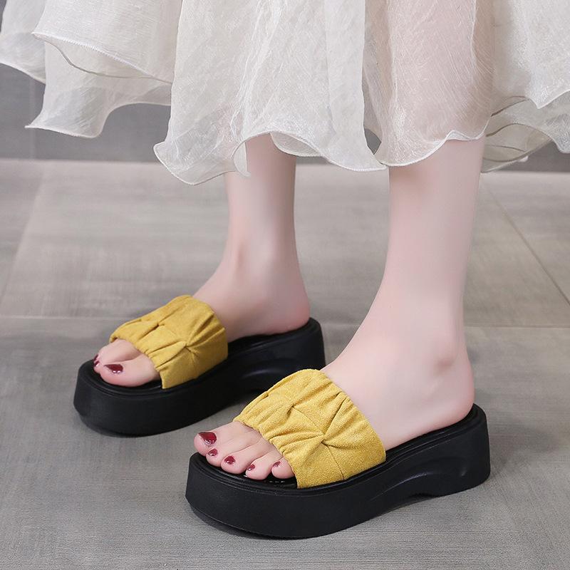 Versatile outer slippers 2025 summer new thick-bottomed muffin bottom soft-bottomed simple outer wear beach pearl cool slippers