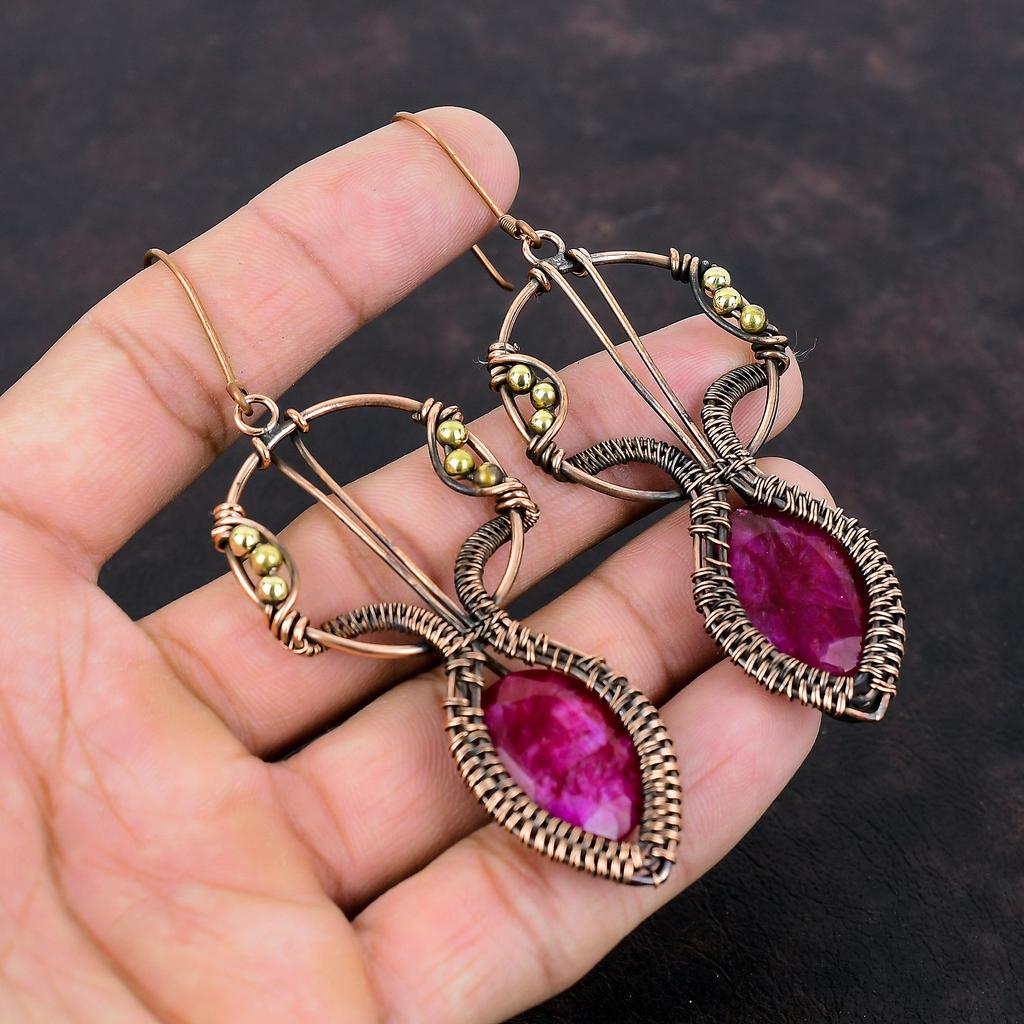 Facettierter Kaschmir-Rubin Ohrring Kupferdraht umwickelter Schmuck Edelstein Kupferohrringe Handgefertigter eleganter Schmuck Drahtumwickelter Ohrring Geschenk für Mama