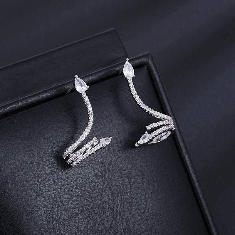 Fashion Originality Metal Elegant Ear Cuff Crystal Clip for Stud Women Pierced Small Ear Wrap Bone Ear Clips Star Type Jewelry
