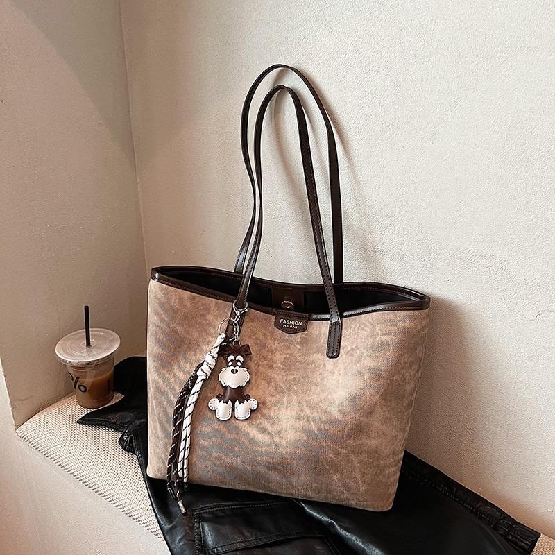 Casual Commuting Retro Large-capacity Tote Bag Women's New Spring and Summer Versatile Popular Textured Shoulder Bag