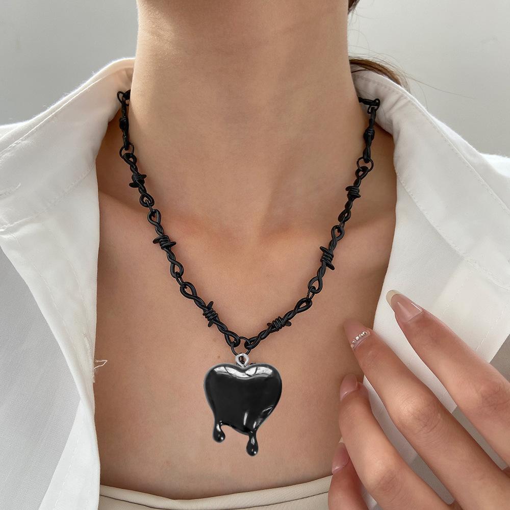 

Gothic Personality Red Tears Melt Heart Silver Color Thorn Metal Wire Chain Pendant Necklace for Women Halloween Party Jewelry