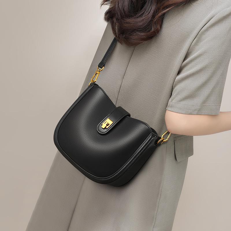 

2025 Women s High-Capacity Autumn/Winter Saddle Tote Shoulder Bag