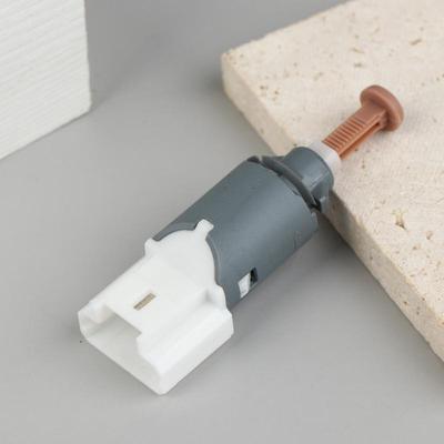 Spínač senzoru brzdového pedálu 8200168238 Pro Clio 3 Pro Twingo 2 Pro Megane 2 Pro Kangoo Pro Grand Pro Movano B