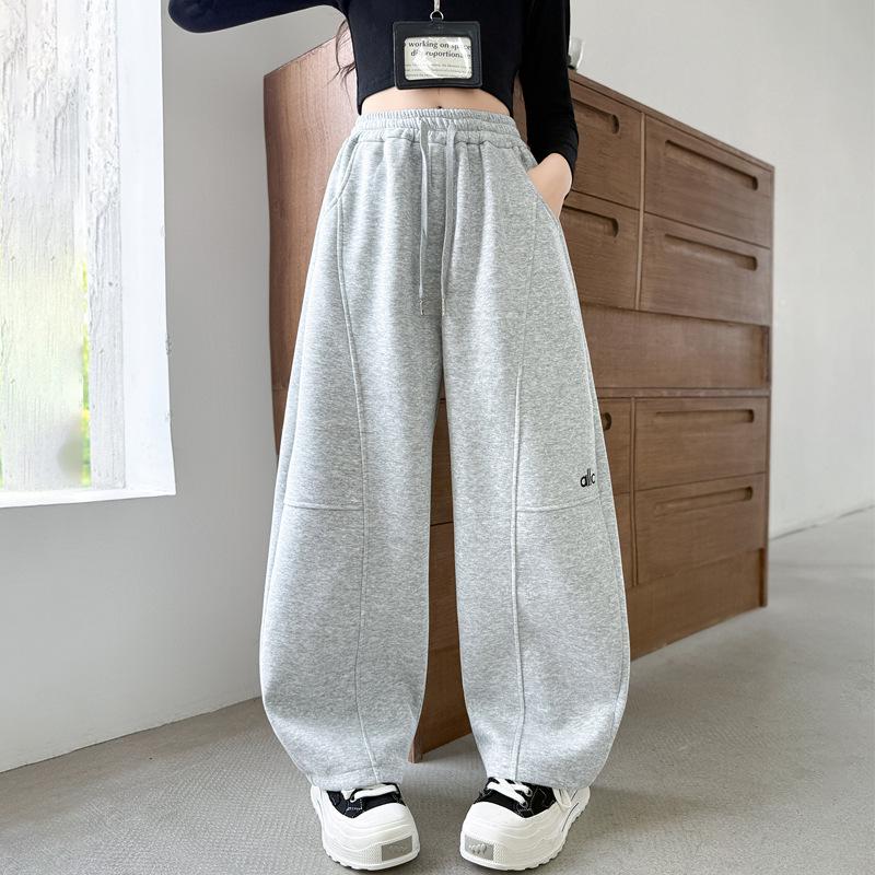 

Женские широкие спортивные штаны с вышивкой букв - Коллекция Осень 2025 130 cm хизер серый