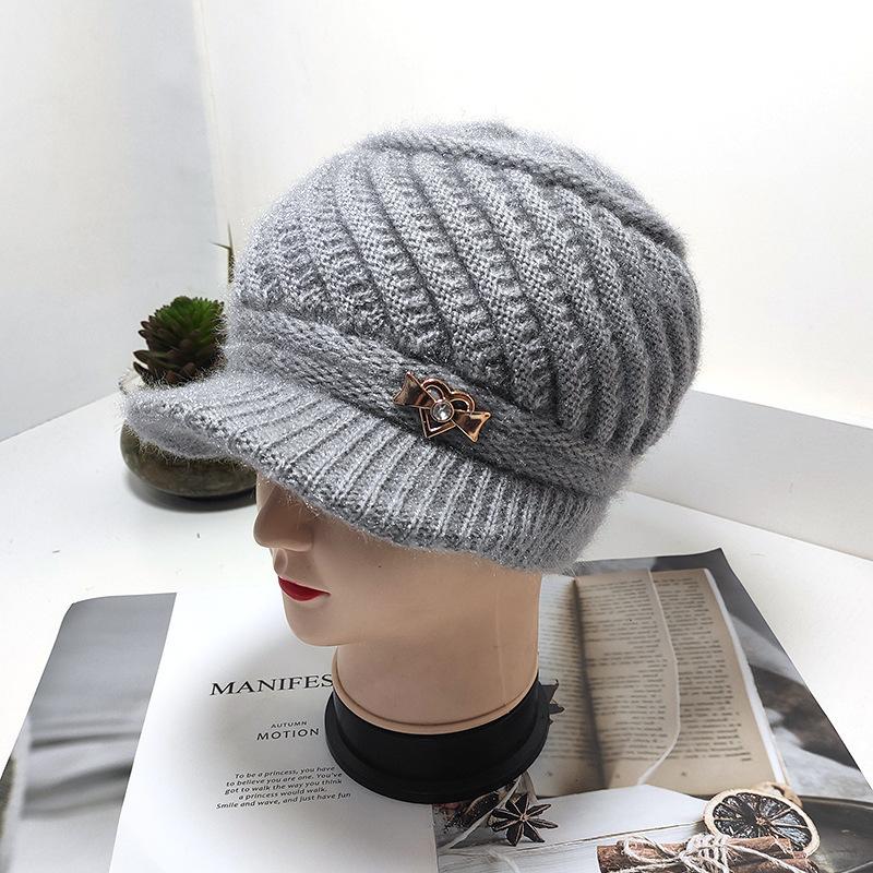 Middle-aged and elderly women's winter thickened woolen hats for mothers Knitted hat for keeping warm and protecting from the cold while cycling in