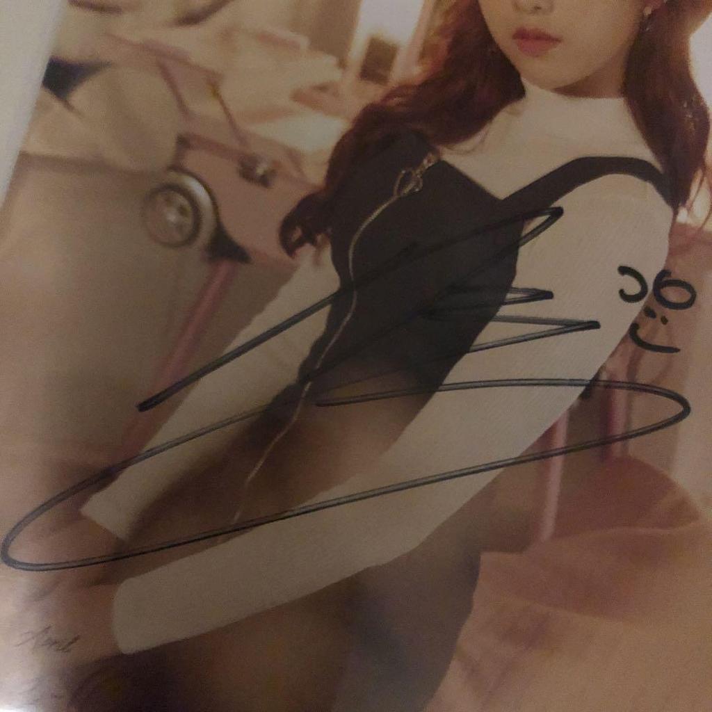 [USED] April/Yena autographed