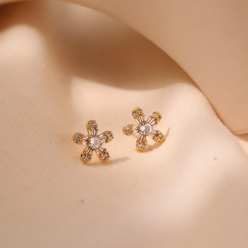Delicate Zircon Inlaid Flower Design Simple 18k Gold Plated Copper Stud Earrings For Women