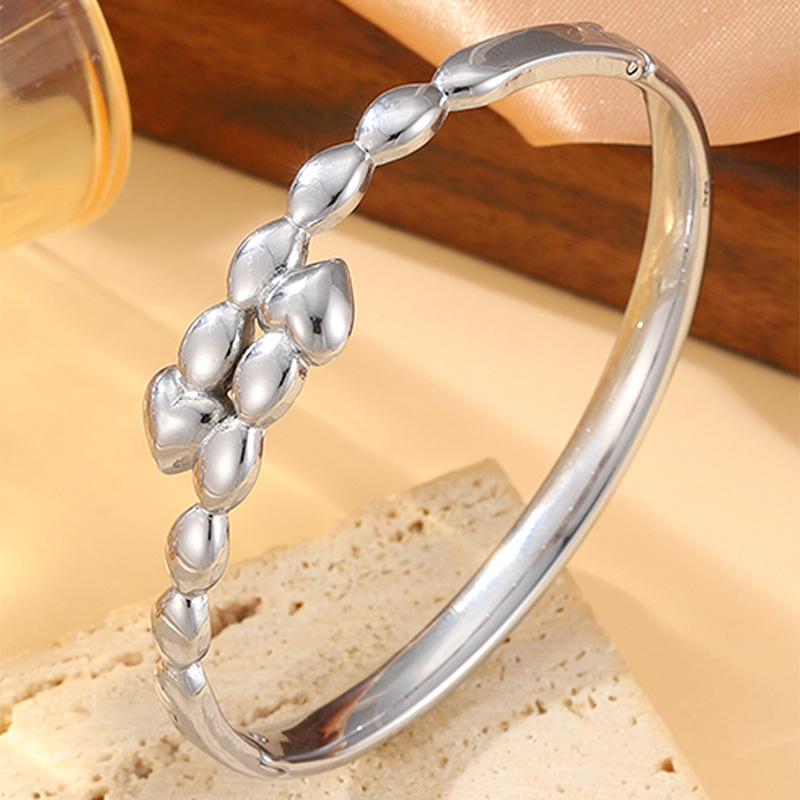 Fashionable Women’s Heart-shaped Open Bracelet with Rice Grains, a Must-have Bracelet for Besties When Traveling