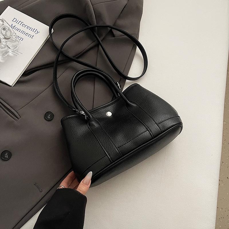 Casual hand bucket bag women's 2025 new fashion versatile shoulder bag high-end messenger women's bag