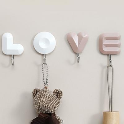 4 Stück/Set Buchstaben Wanddeko Haken Wandmontierte Liebeshaken Wasserdichte Klebehaken Badezimmerhaken für Eingang Schlafzimmer Wohnzimmer