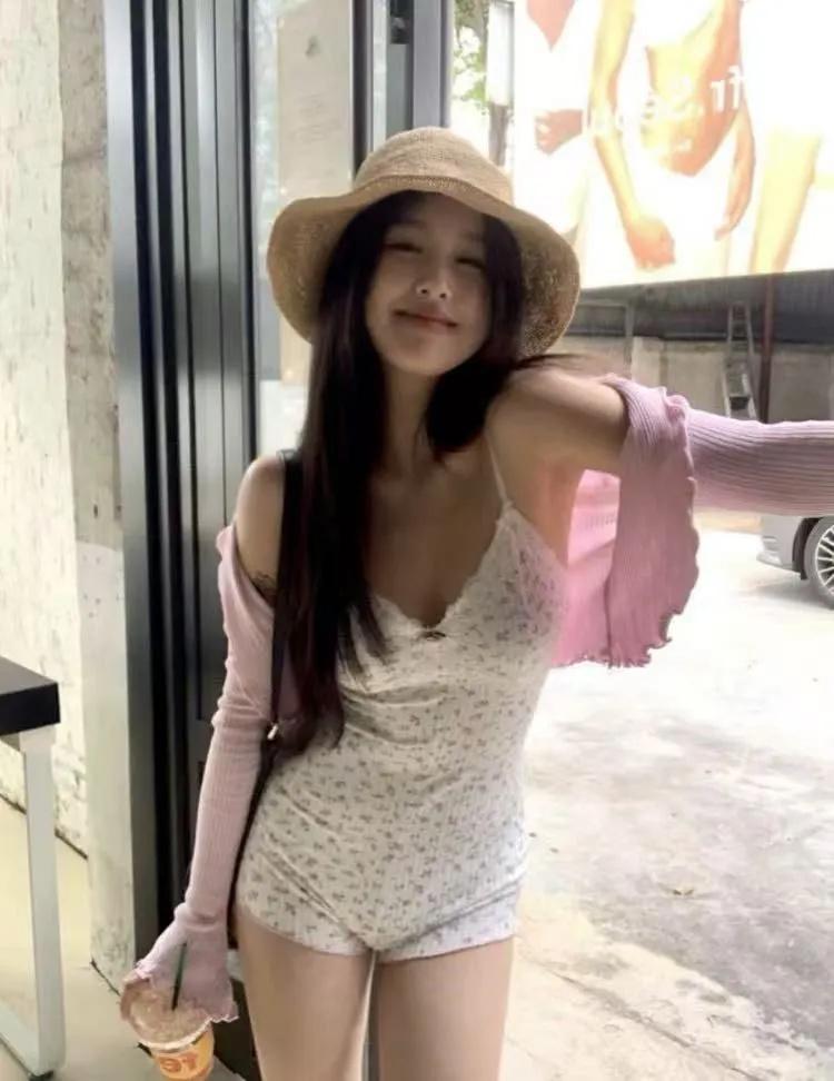 Mädchenhafter Body mit Blumendruck, gepolstertem BH und Spitzenverzierungen. Perfekt für kleine Oberweiten. Verführerisch und sexy.