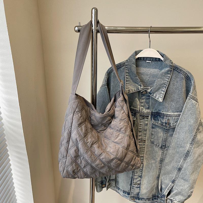 Large capacity tote bag women's 2025 autumn and winter new cotton bag diamond lazy wind tote bag leisure commuter bag