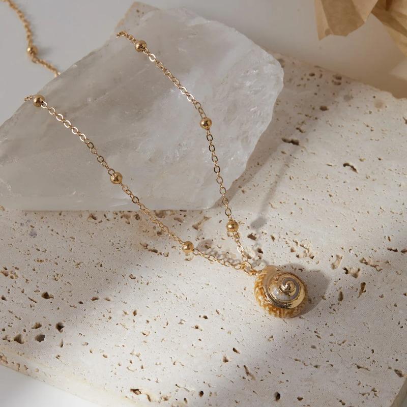 Beach Shell Pendant Necklace Seashell Design Jewelry for Women Elegant Ocean Theme Accessory