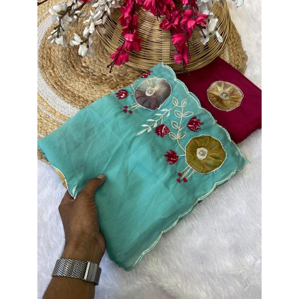 Saree knuspriger Chiffon mit Gota-Paty-Arbeit & Butta-Moti-Arbeit mit Allover-Aarco