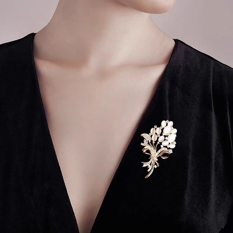 "Dian Chen Hua Brooch: High-end Women's Exquisite Brooch, Elegant Brooch, and High-end Design Accessory.