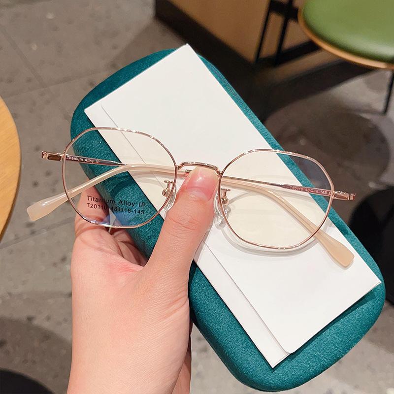Ultraleichte Japanische Literatur Retro Polygon Kleiner Rahmen Titan Brille Damen Schlichtes Gesicht Kann Mit Einer Anzahl von Brillengestell Höhe Ausgestattet Werden.