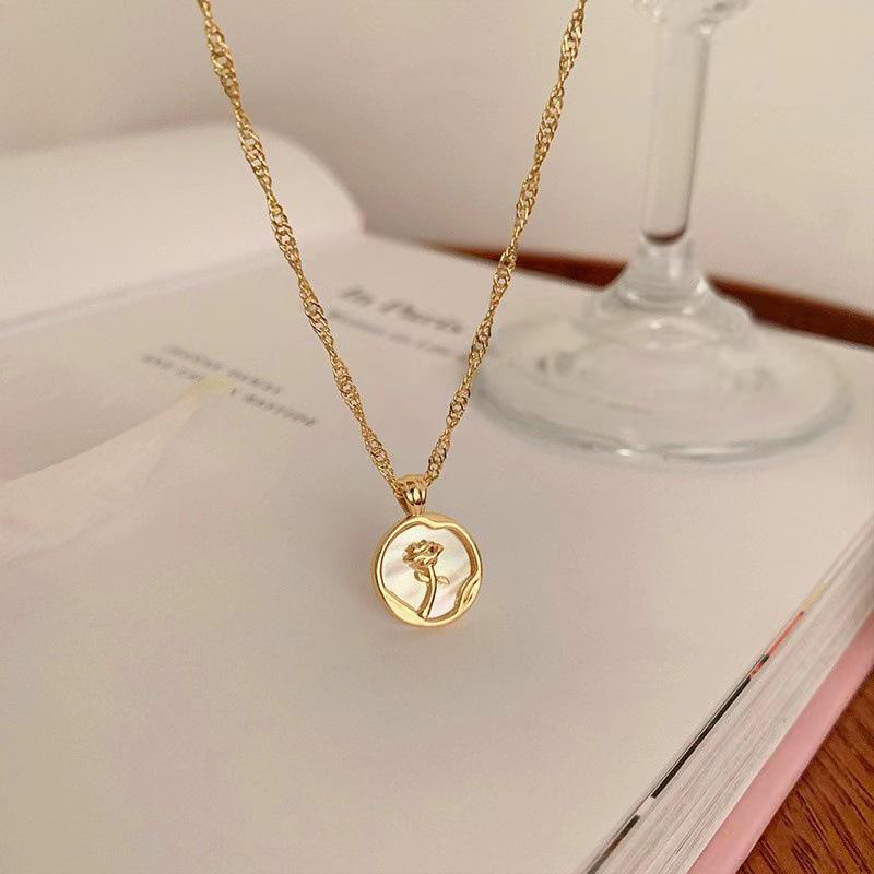French Retro White Mother-of-Pearl Rose Necklace for Women - High-End Summer Luxury Design Clavicle Accessory