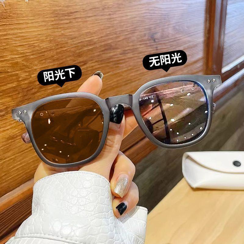 

Премиальные ретро-очки с текстурой дерева, меняющие цвет, для женщин с близорукостью, плоские оптические очки с защитой от ультрафиолета, солнцезащитные очки для мужчин Myopia [600 degrees in both eyes]