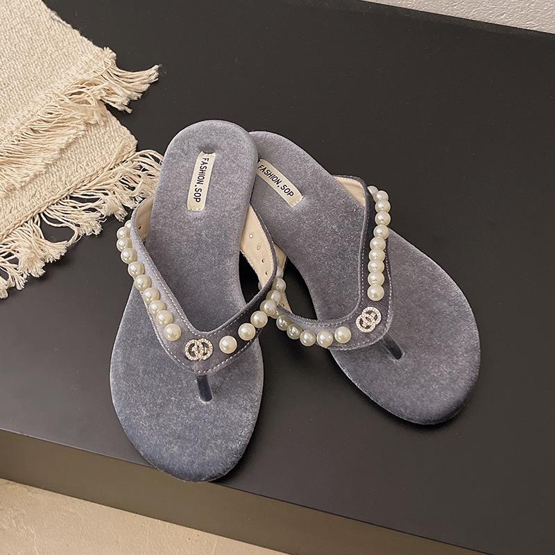 Fashion tribe French pearl thick heel flat-bottomed flip-flops women's outer wear 2025 summer new pinch sandals