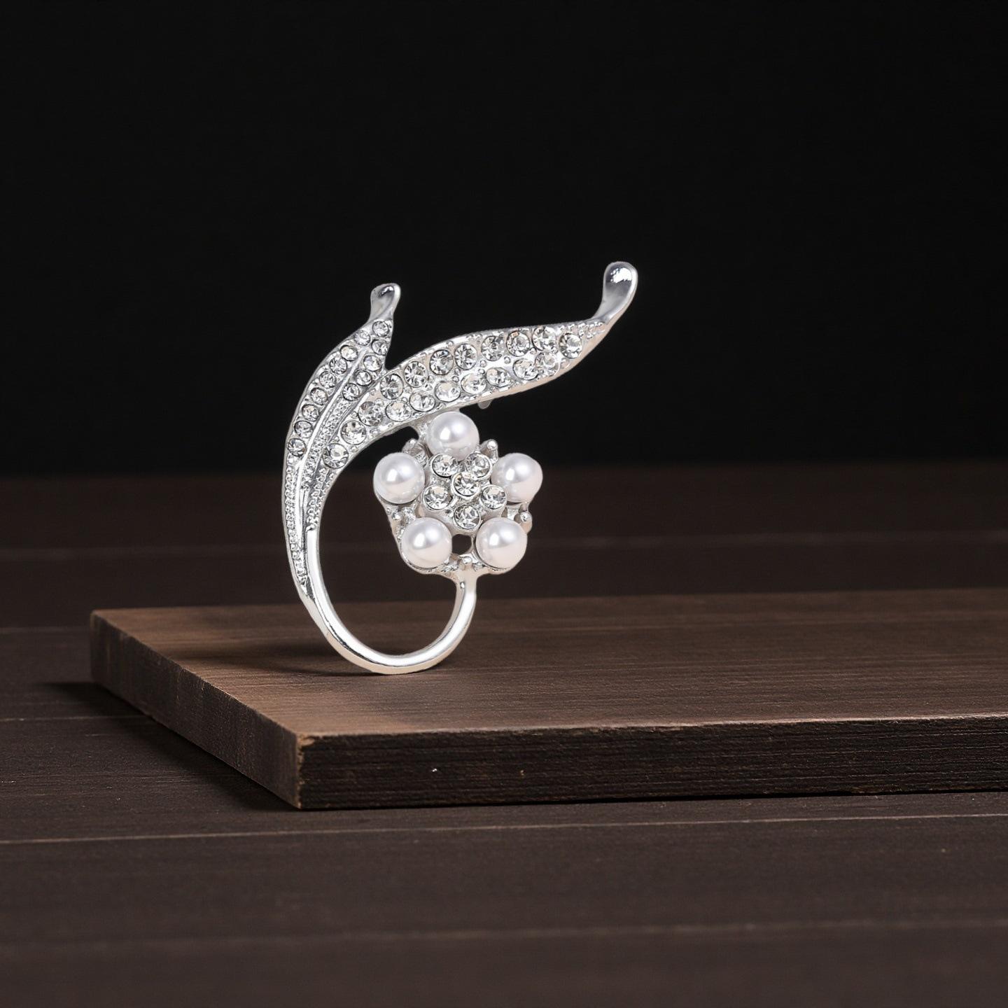 Fashionable Korean Pearl Flower Rhinestone Brooch for Women – Elegant Suit Accessory белый