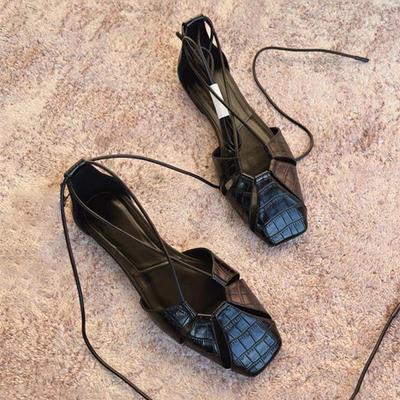 Sandalias de cabeza de bolsa con correa de cuero para mujer, verano, nuevas, vacías, versátiles, de fondo plano, cabeza cuadrada, zapatos romanos
