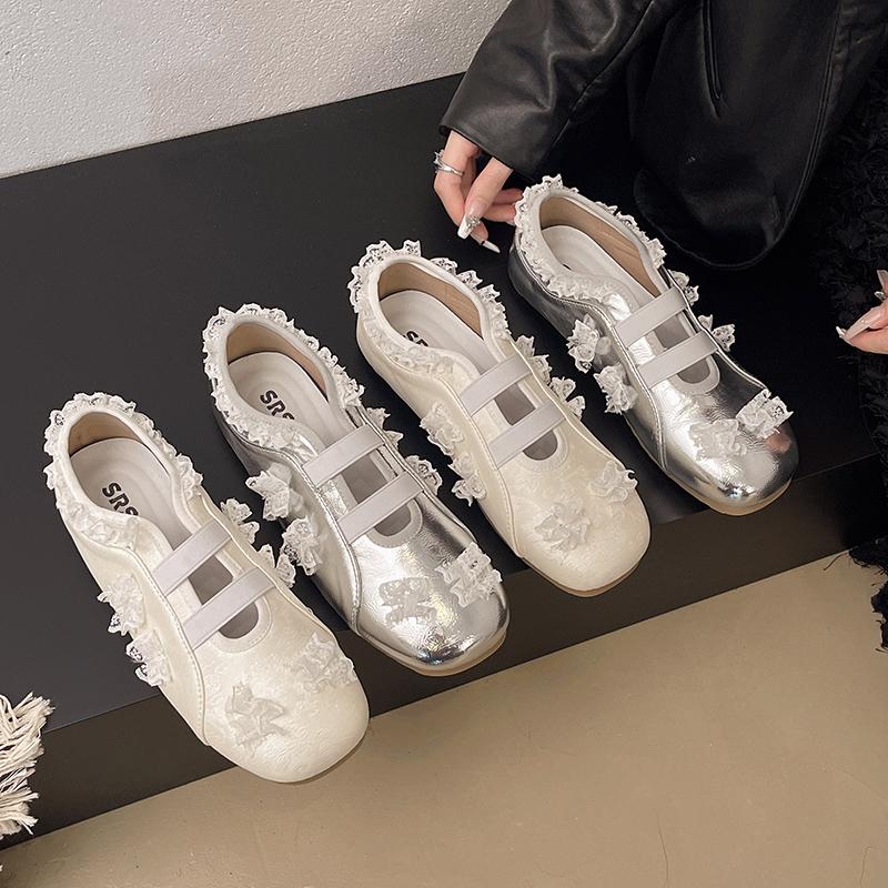 Chaussures d'entraînement en dentelle de style ballet tendance pour femmes été 2025, respirantes et polyvalentes, chaussures blanches décontractées à fleurs douces