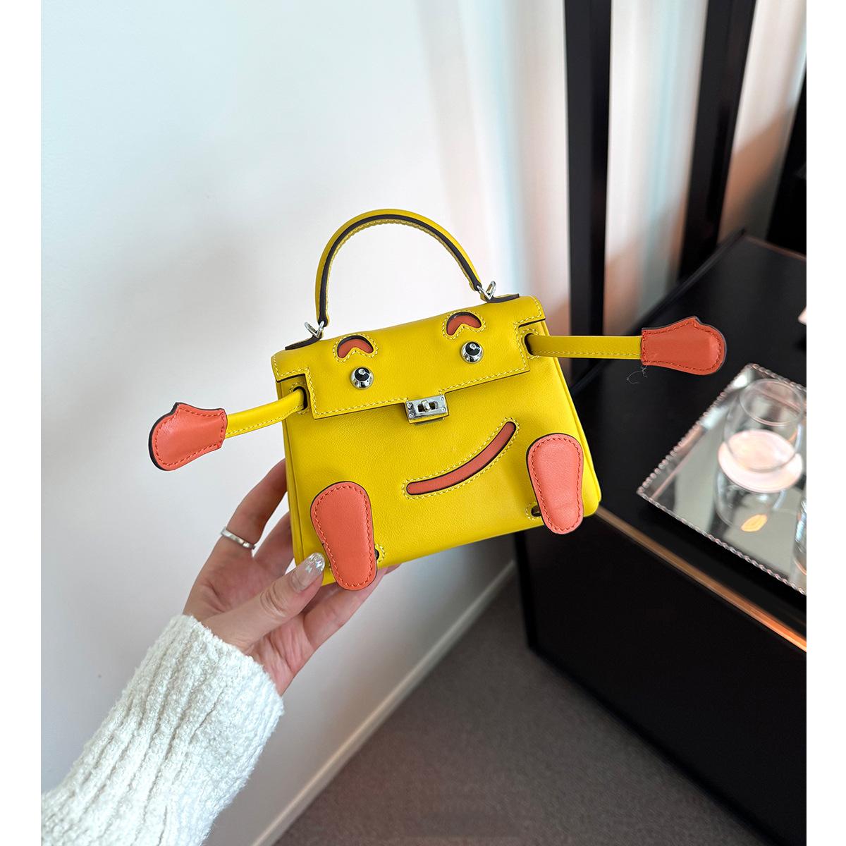 

Сумка с изображением улыбающегося лица, высококачественная кожаная сумка Millennium Doll с верхним слоем, симпатичная сумка через плечо, новинка 2025 года, женская сумка 16x6x13cm жёлтый