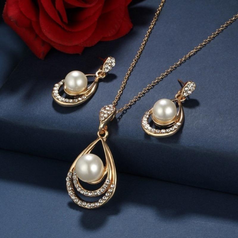 Three-piece set, including a luxurious and elegant minimalist waterdrop design necklace and matching earrings, perfect as a wedding jewelry gift