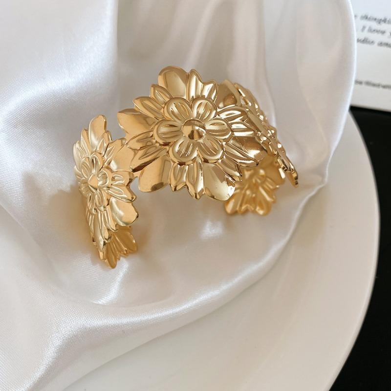 Metal flower pattern opening bracelet casual fashion personality temperament bracelet light luxury niche jewelry
