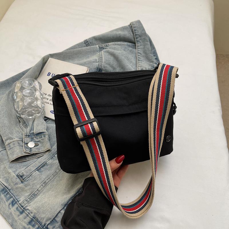 Korean version of fashion women's niche design small square bag 2025 new trend lightweight shoulder messenger bag daily small bag