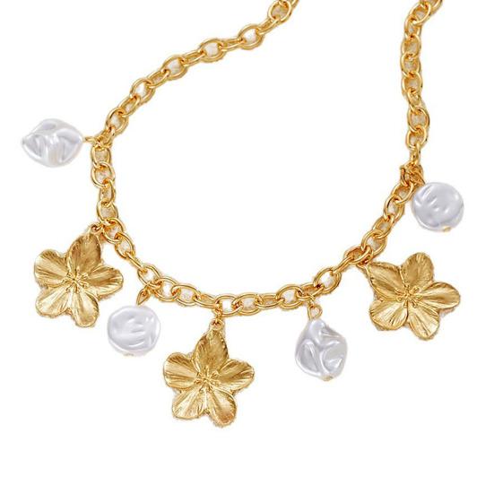 Baroque Faux Pearl Statement Necklace with Vintage Flower Pendant Irregular Natural Pearl Pearl Chain for Women Elegant Alloy Jewelry for Party Daily