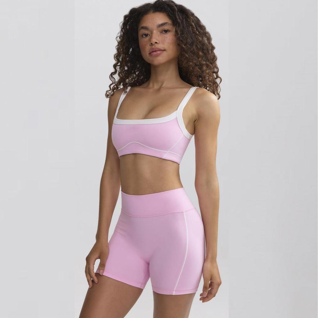 Yoga-Set in Kontrastfarbe: Hochelastischer Sport-BH und ausgestellte Hose mit Hüftlifting