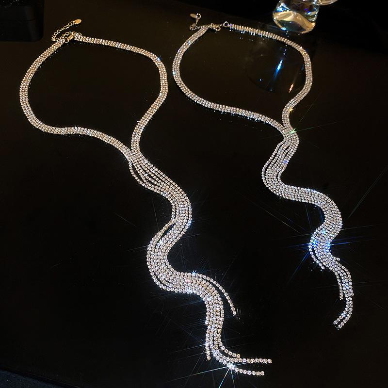 Collana girocollo multistrato con frange incastonata di diamanti in stile lusso leggero, collana a catena per clavicola esagerata personalizzata in stile europeo e americano