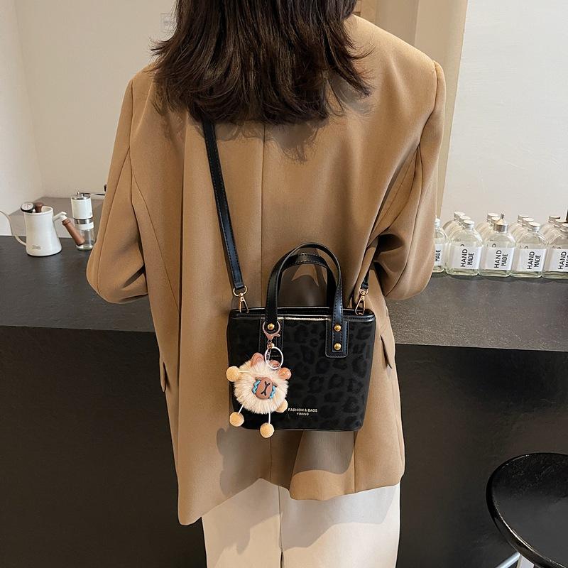 Premium Commuter Handbag Female 2025 New Autumn and Winter Retro Messenger Bag Versatile Leopard Print Bucket Bag