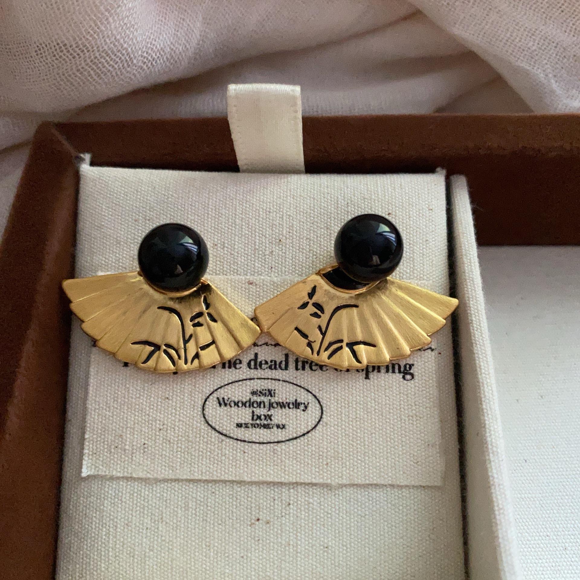 

Chinese minimalist fan-shaped spring orchid folding fan stud earrings, national style temperament niche earrings, classical elegance, literary