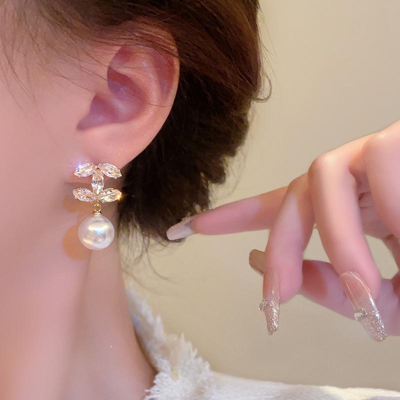 Elegantes Brincos de Pérola com Zircônia Francesa: Brincos Studs Únicos, Luxuosos e de Estilo Leve para Mulheres